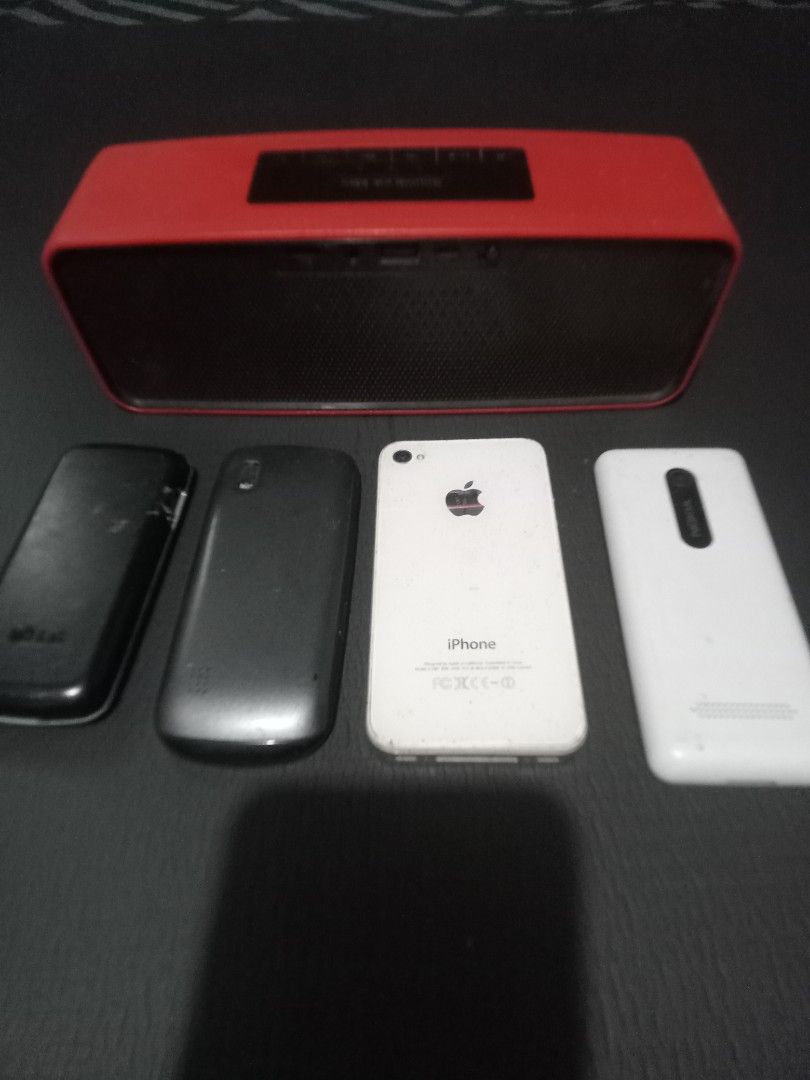 defective phone bundle (Category: Other Mobile & Gadget Accessories) located in Makati City. Submitted by pardsroman (Listing ID 1460519548, Image 2). Description: - Bundle includes: 1 LG phone, 2 Nokia phones (1 black, 1 white), 1 white iPhone - Also includes: Red Bose SoundLink Mini speaker - Condition: Defective, suitable for parts or repair - Ideal for tech enthusiasts or those needing replacement parts.