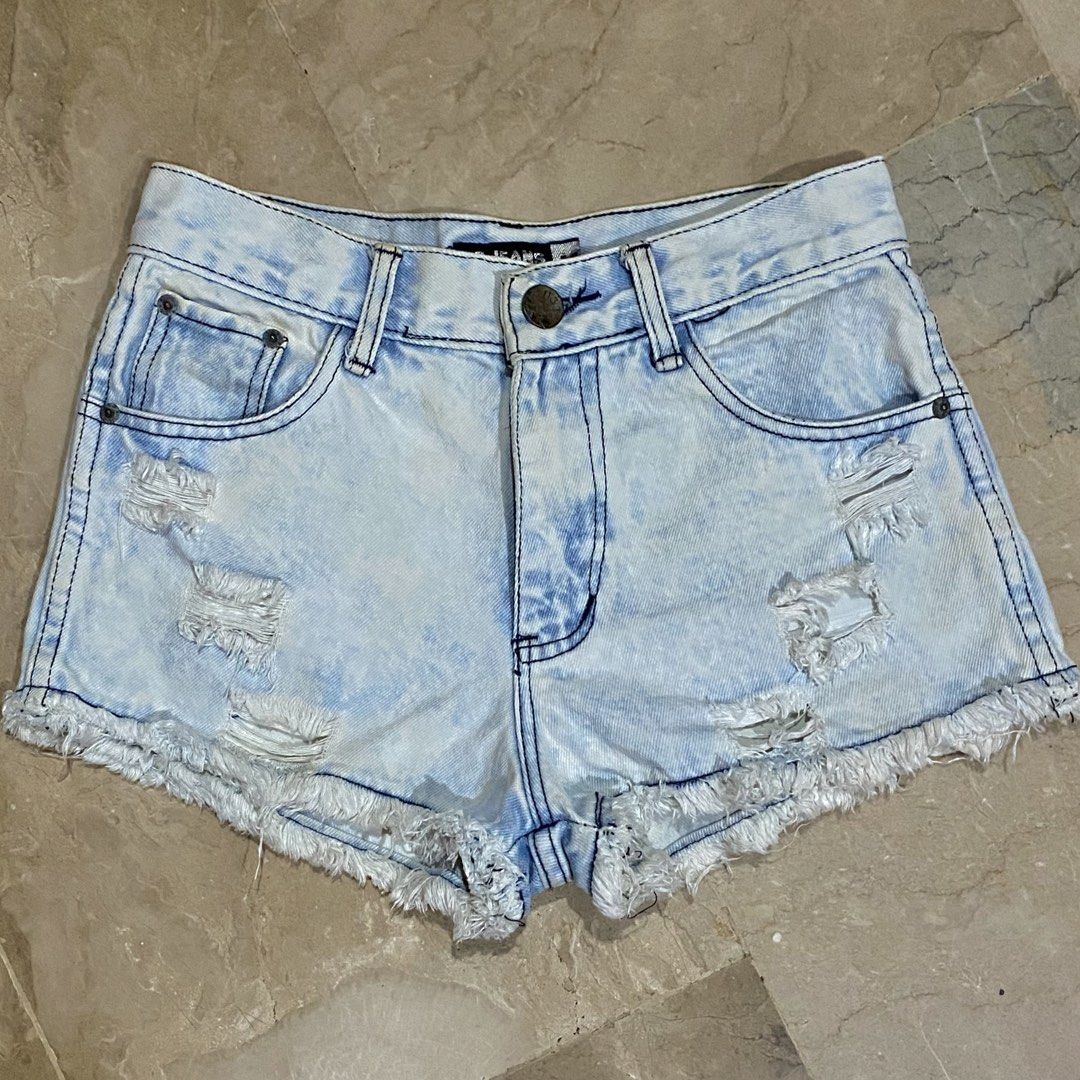 🔥Denim Shorts - Size: 26 (Category: Shorts) located in Cebu City. Submitted by kantocloset_ubec (Listing ID 1460558289, Image 1). Description: - Denim shorts with front & back pockets - Mid-waist shorts - Slightly used only. No flaws. Working zipper & button - Actual item shown.