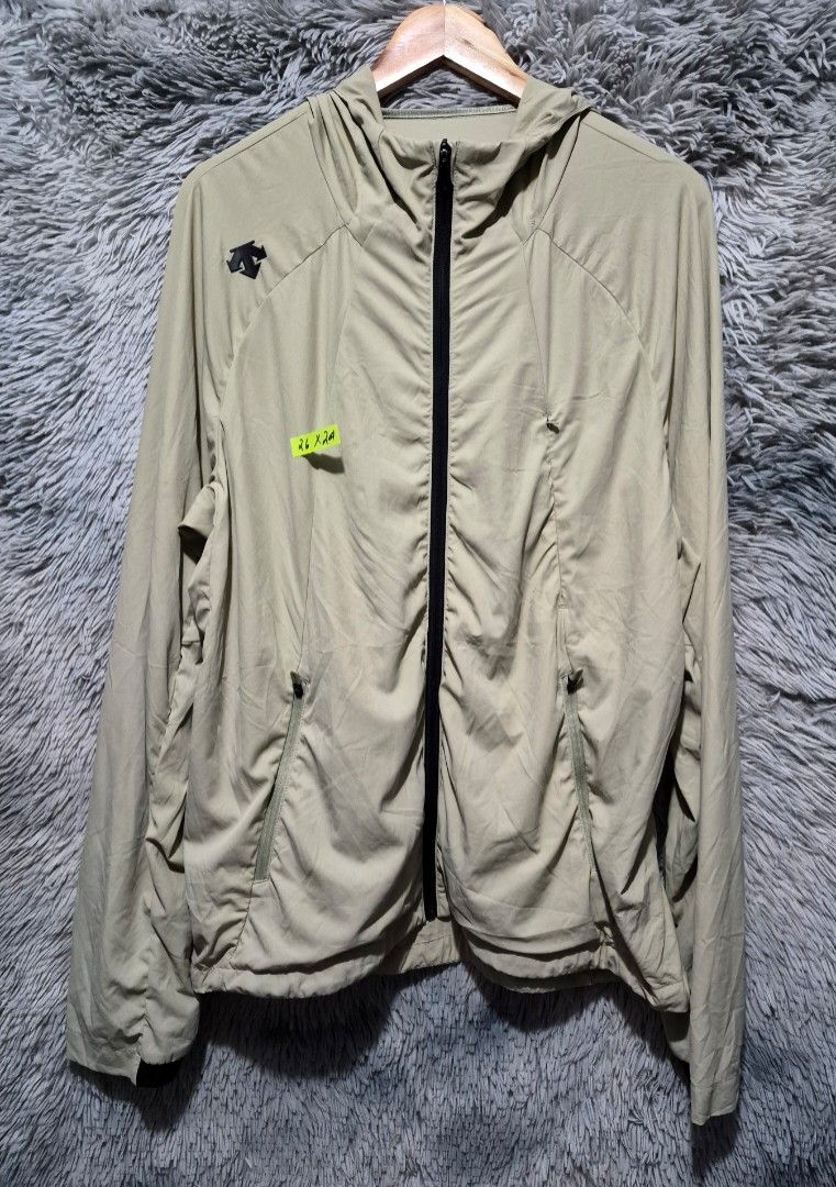 descente sports jacket (Category: Coats, Jackets and Outerwear) located in Caloocan City. Submitted by jamestoledo30 (Listing ID 1460648897, Image 1). Description: DIMES L x W : 26 x 24 Fit for : M - XL No issue COLOR RATE : 10/10 EXCELLENT CONDITION.