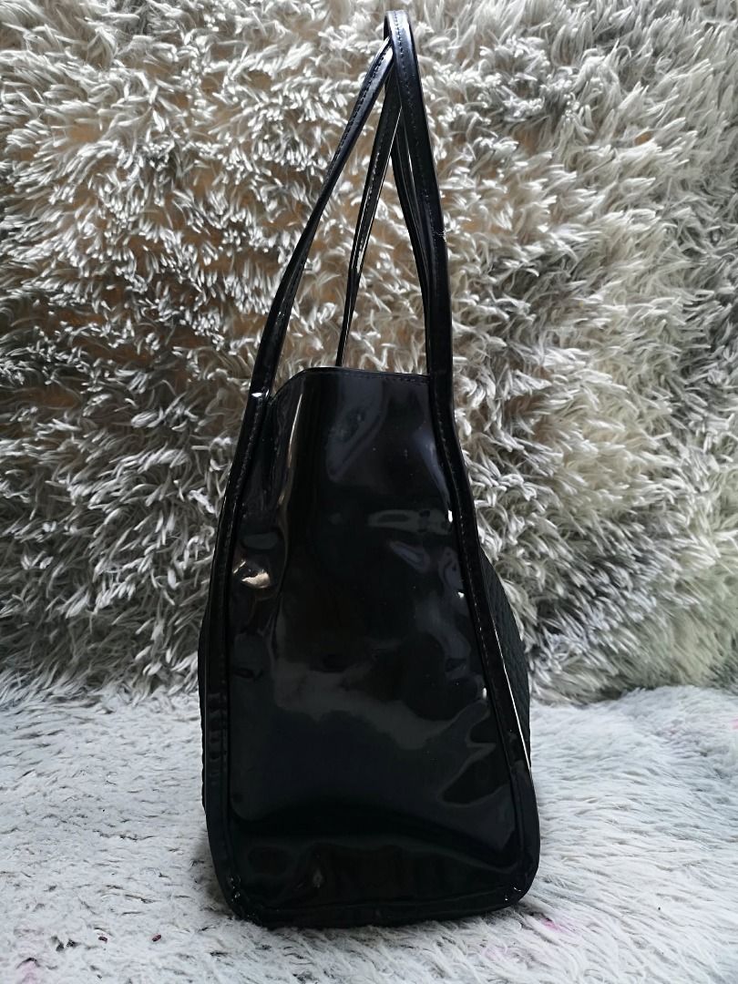 Diamond Texture Black Dual Strap Shoulder Bag (Category: Shoulder Bags) located in Santa Cruz. Submitted by jmy_surplus.2 (Listing ID 1460594053, Image 2). Description: Size ; L - 11 W - 12.4 Color ; Black Type ; Shoulder Bag Brand ; No brand Material ; Nylon Style ; Black metal Snap Shoulder bag LR 167 JMY 1 Batch #219.