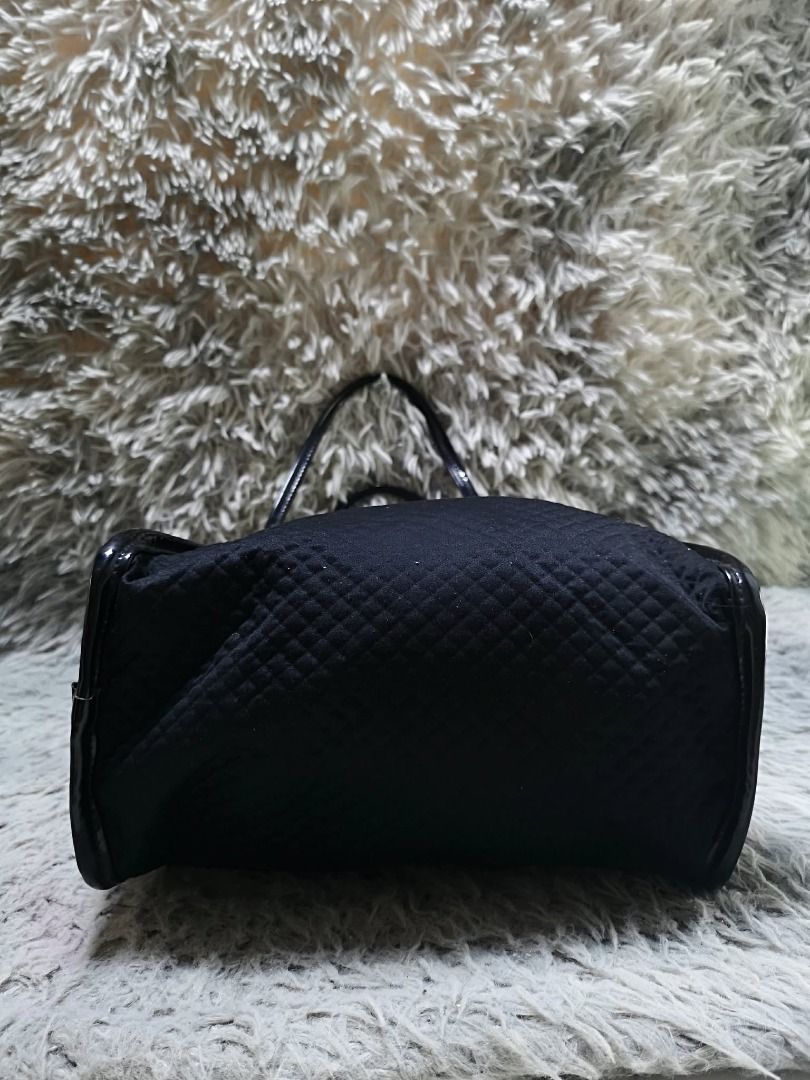 Diamond Texture Black Dual Strap Shoulder Bag (Category: Shoulder Bags) located in Santa Cruz. Submitted by jmy_surplus.2 (Listing ID 1460594053, Image 3). Description: Size ; L - 11 W - 12.4 Color ; Black Type ; Shoulder Bag Brand ; No brand Material ; Nylon Style ; Black metal Snap Shoulder bag LR 167 JMY 1 Batch #219.