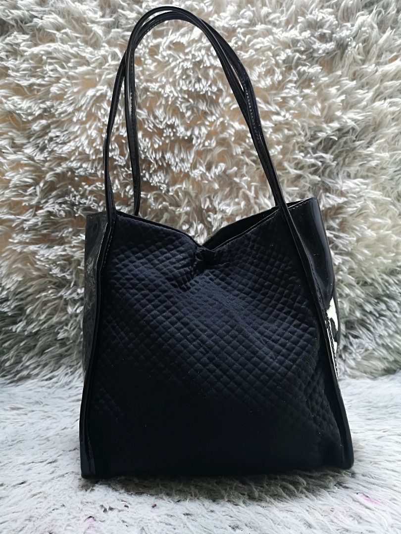 Diamond Texture Black Dual Strap Shoulder Bag (Category: Shoulder Bags) located in Santa Cruz. Submitted by jmy_surplus.2 (Listing ID 1460594053, Image 1). Description: Size ; L - 11 W - 12.4 Color ; Black Type ; Shoulder Bag Brand ; No brand Material ; Nylon Style ; Black metal Snap Shoulder bag LR 167 JMY 1 Batch #219.