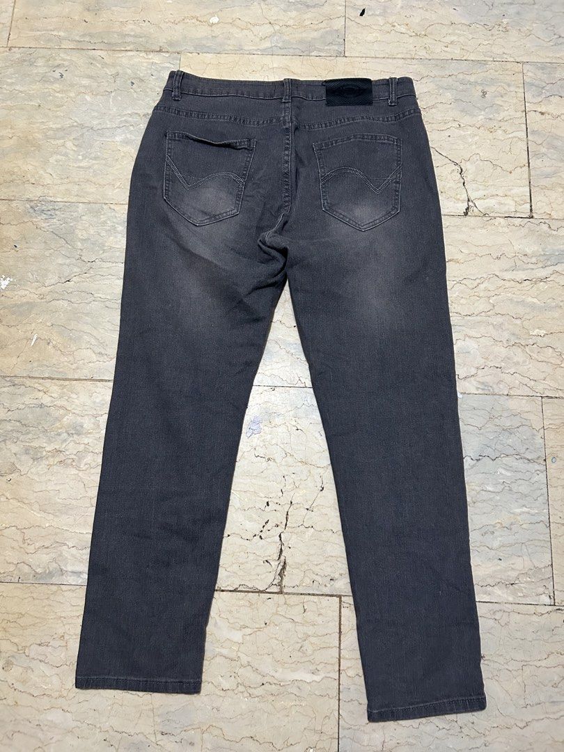 Dickies Grey Denim Jeans (Category: Jeans) located in Mandaluyong City. Submitted by 0lg2026 (Listing ID 1460691134, Image 2). Description: - Classic grey Dickies jeans - Signature Dickies logo patch on the back - Two back pockets with stitching detail - Button and zip front closure - Ideal for everyday casual wear.