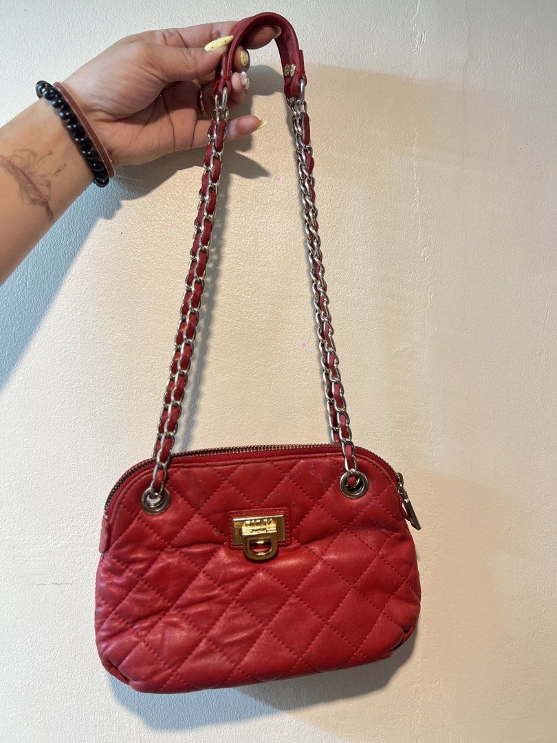 DKNY 2way shoulder Slingbag (Category: Shoulder Bags) located in Bulacan. Submitted by heyitsmarf (Listing ID 1460566146, Image 2). Description: Red quilted leather 2 way bag.
