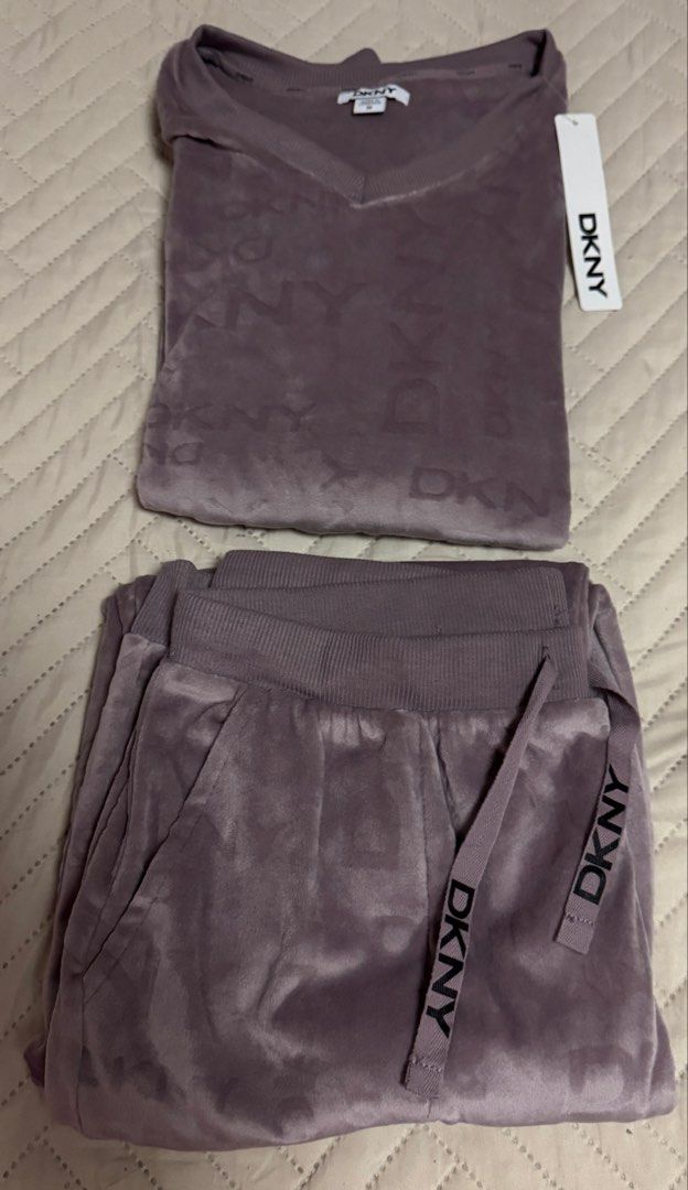 DKNY Ladies Lounge Set - Medium (Category: Activewear) located in Quezon City. Submitted by kryshnanzyanna (Listing ID 1460601783, Image 3). Description: DKNY Ladies Lounge Set - Medium.