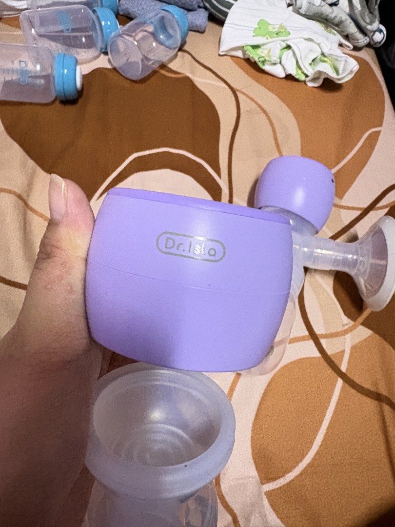 Dr Isla Breast Pump (Category: Breastfeeding & Bottle Feeding) located in Quezon City. Submitted by alexiszowie (Listing ID 1460579096, Image 2). Description: Dr Isla Breast Pump with charging cable .