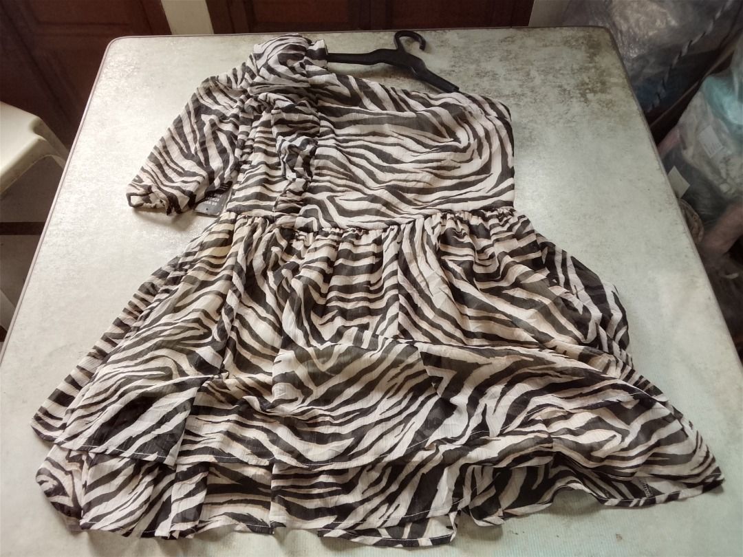 Dress US BNEWTAG (Express) (Category: Dresses) located in Los Banos. Submitted by mania-62906 (Listing ID 1460625734, Image 1). Description: Authentic. US. Medium. Made of light material.