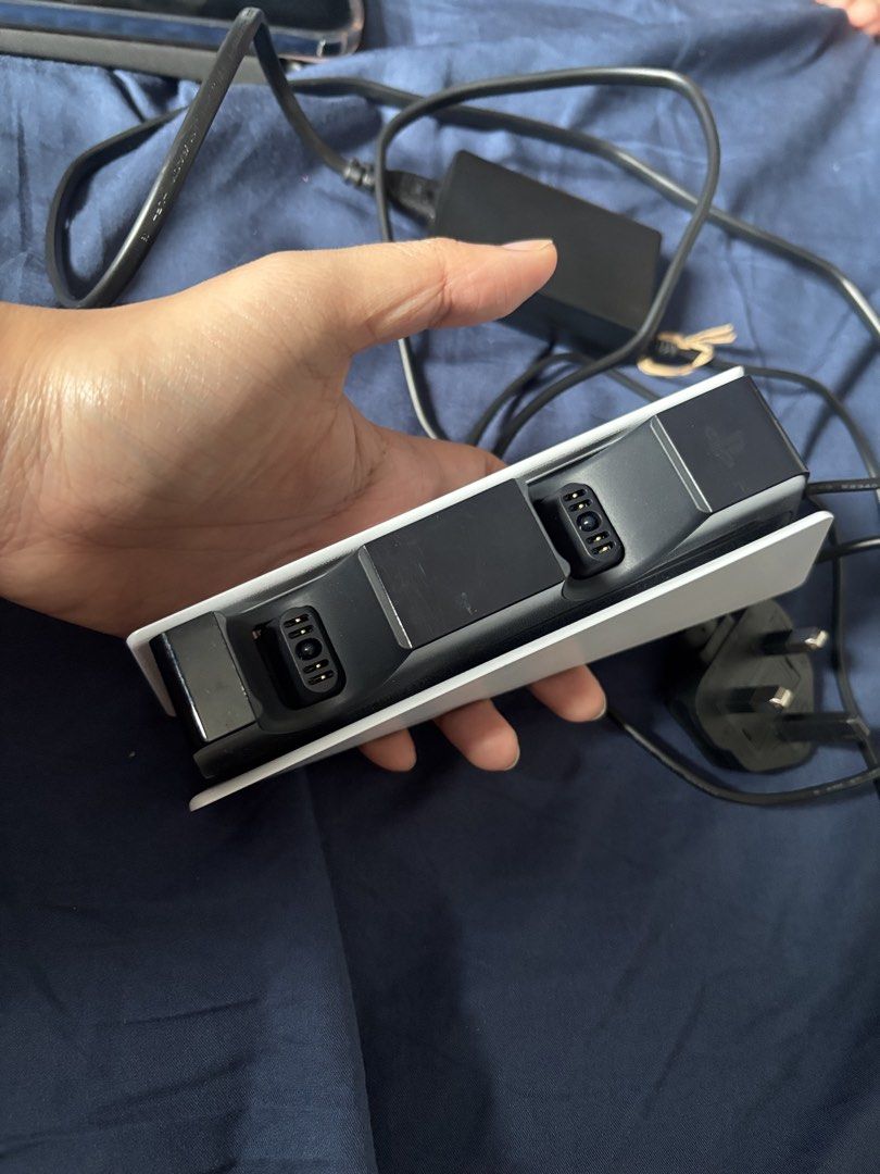 Dual sense charging station (Category: PlayStation) located in Manila. Submitted by shllyndr (Listing ID 1460563358, Image 3). Description: Good as new Original message me!.