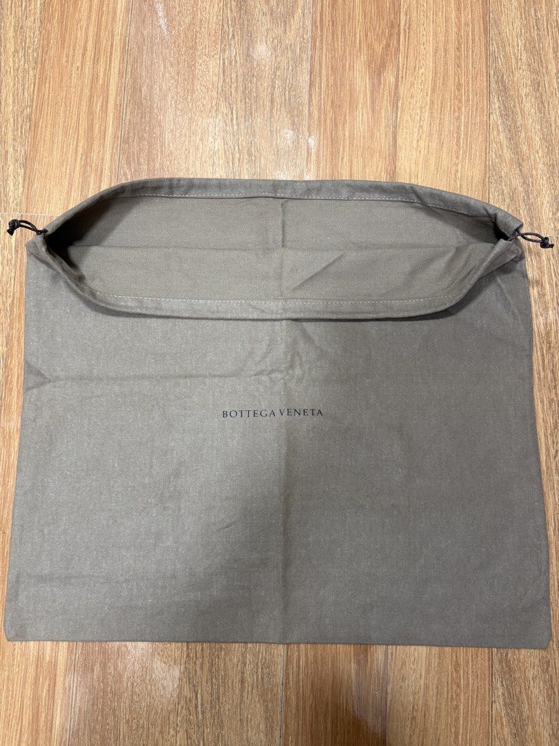 Dustbag bottegzzzz (Category: Luxury Bags & Wallets) located in Los Banos. Submitted by ditasbautista2329 (Listing ID 1460510251, Image 2). Description: OG dustbag botteggzzz Super kapal Malaki Excellent condition.
