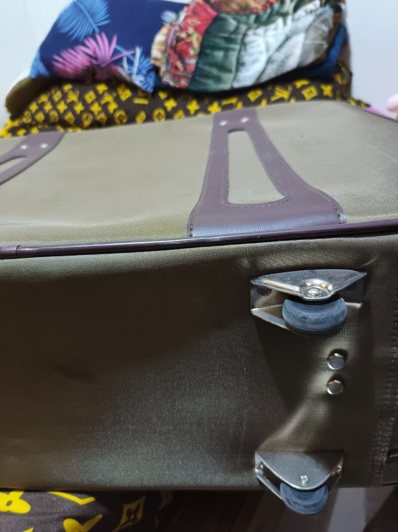 Echolac Suitcase Luggage with Wheels (Category: Luggage) located in San Leonardo. Submitted by burgossanleonardo.12345 (Listing ID 1460684557, Image 3). Description: - Olive green Echolac suitcase - Easy transport with wheels - Comes with small padlock and key - Interior straps to secure belongings - Minor scuffs on exterior, good overall condition - Perfect for your next adventure!.