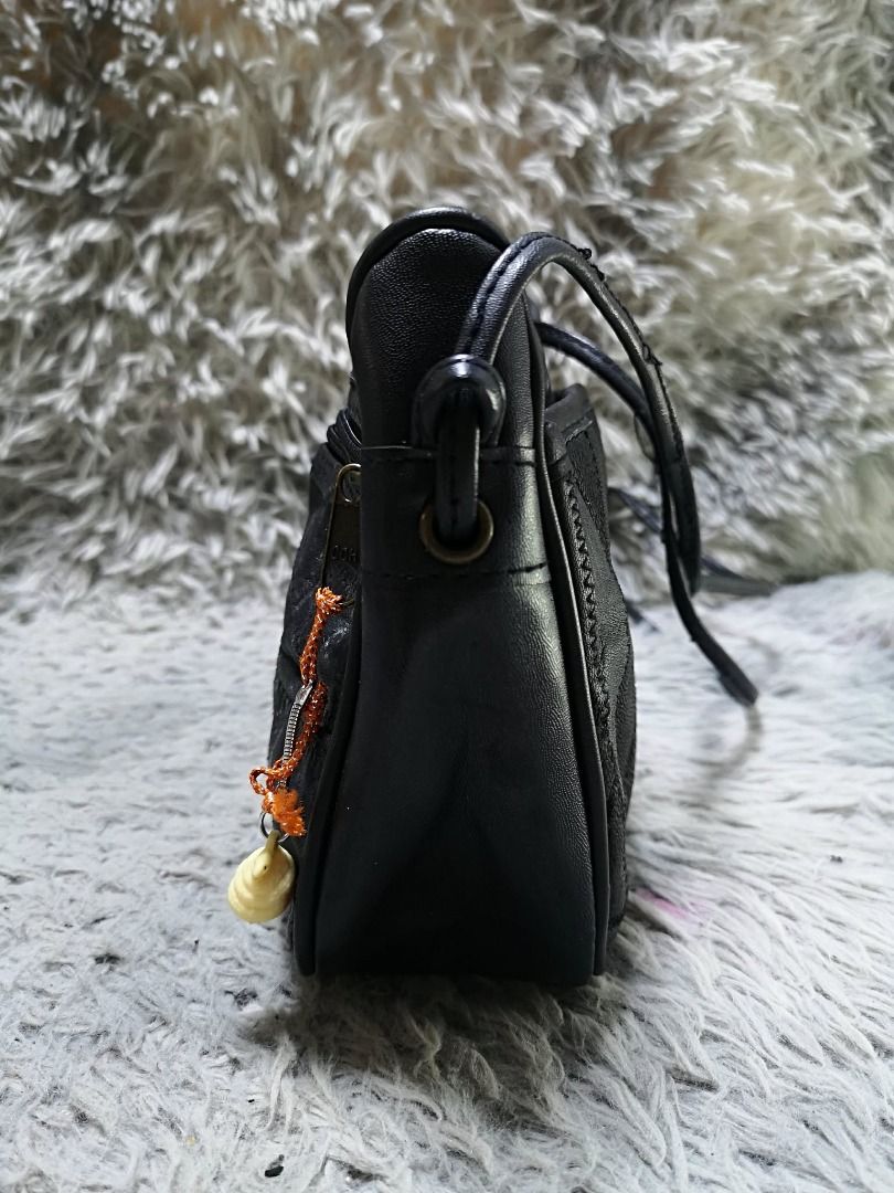 Embossed Pattern Black leather Crossbody Bag (Category: Cross-body Bags) located in Santa Cruz. Submitted by jmy_surplus.2 (Listing ID 1460587940, Image 3). Description: Size ; L- 7.4 W - 10 Color ; Black Type ; Crossbody Bag Brand ; No brand Material ; Leather Style ; Black Zipper Closure leather Crossbody Bag LR 167 JMY 1 Batch #219.