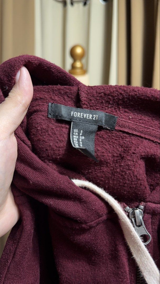 F21 Cropped Zip up Hoodie jacket (Category: Coats, Jackets and Outerwear) located in Pateros City. Submitted by jnnhfrnndz (Listing ID 1460522866, Image 3). Description: F21 Size Xs-S Sell this sa low price since im not sure if issue ba yung color niya or design niya talaga Need wash ✨ NEW ARRIVALS! ✨ BRANDED HOODIES & SWEATERS 🧥💗 📌 UKAY ITEMS / PRELOVED 📌 Please MANAGE YOUR EXPECTATIONS — these are ukay pieces, so may possible signs of usage