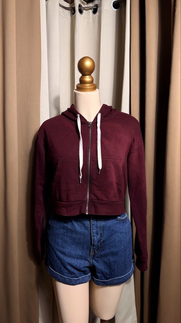 F21 Cropped Zip up Hoodie jacket (Category: Coats, Jackets and Outerwear) located in Pateros City. Submitted by jnnhfrnndz (Listing ID 1460522866, Image 2). Description: F21 Size Xs-S Sell this sa low price since im not sure if issue ba yung color niya or design niya talaga Need wash ✨ NEW ARRIVALS! ✨ BRANDED HOODIES & SWEATERS 🧥💗 📌 UKAY ITEMS / PRELOVED 📌 Please MANAGE YOUR EXPECTATIONS — these are ukay pieces, so may possible signs of usage