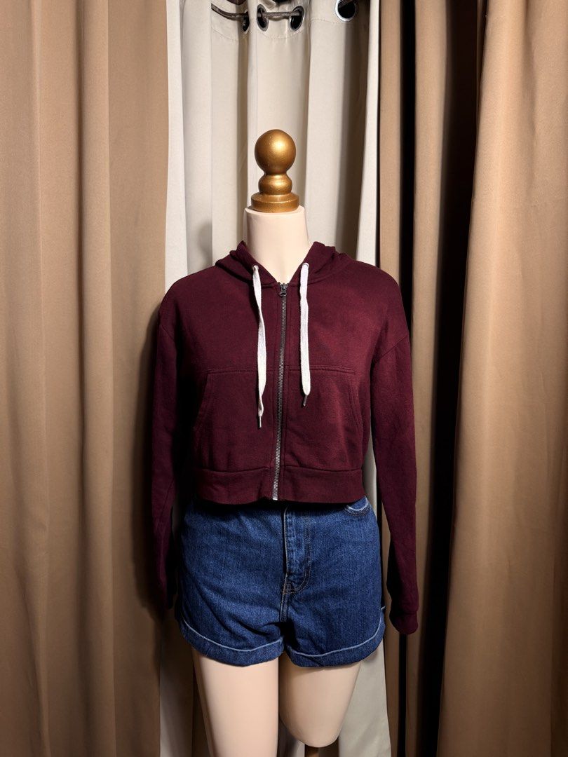 F21 Cropped Zip up Hoodie jacket (Category: Coats, Jackets and Outerwear) located in Pateros City. Submitted by jnnhfrnndz (Listing ID 1460522866, Image 1). Description: F21 Size Xs-S Sell this sa low price since im not sure if issue ba yung color niya or design niya talaga Need wash ✨ NEW ARRIVALS! ✨ BRANDED HOODIES & SWEATERS 🧥💗 📌 UKAY ITEMS / PRELOVED 📌 Please MANAGE YOUR EXPECTATIONS — these are ukay pieces, so may possible signs of usage
