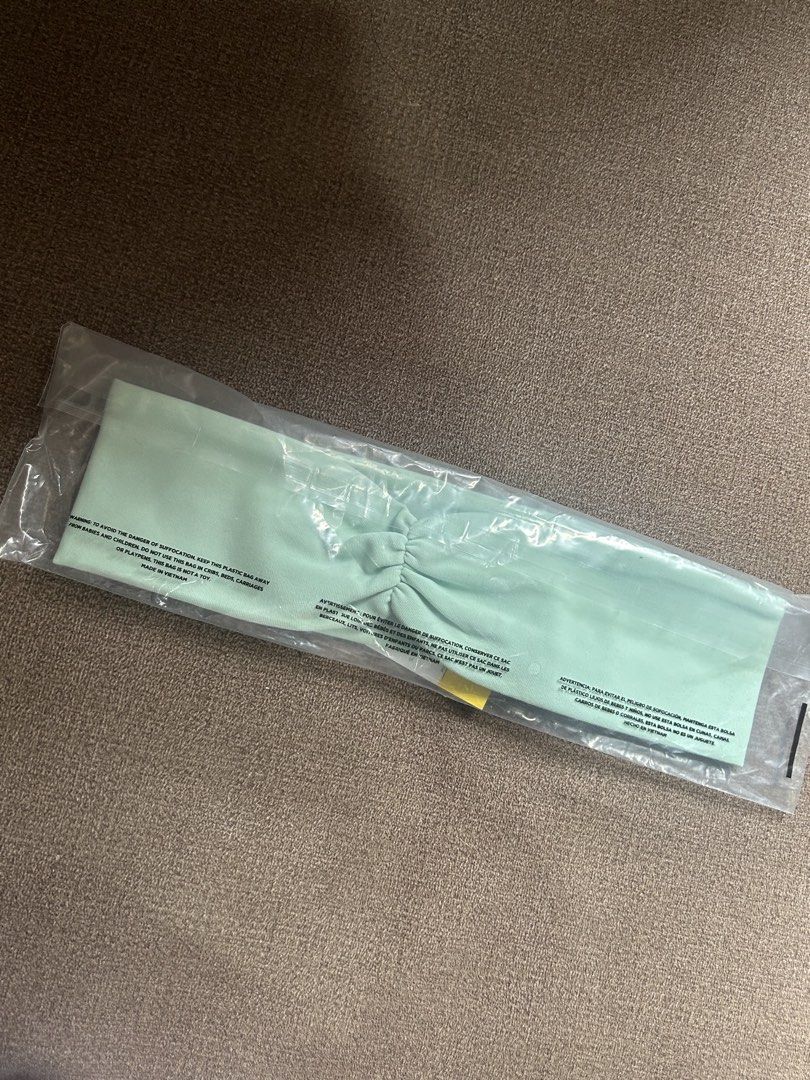FIGS Cinched Headband (Category: Hair Accessories) located in San Juan City. Submitted by alythromycin (Listing ID 1460557773, Image 1). Description: - Brand new FIGS sagewater headband - Comes in original packaging still with tag.