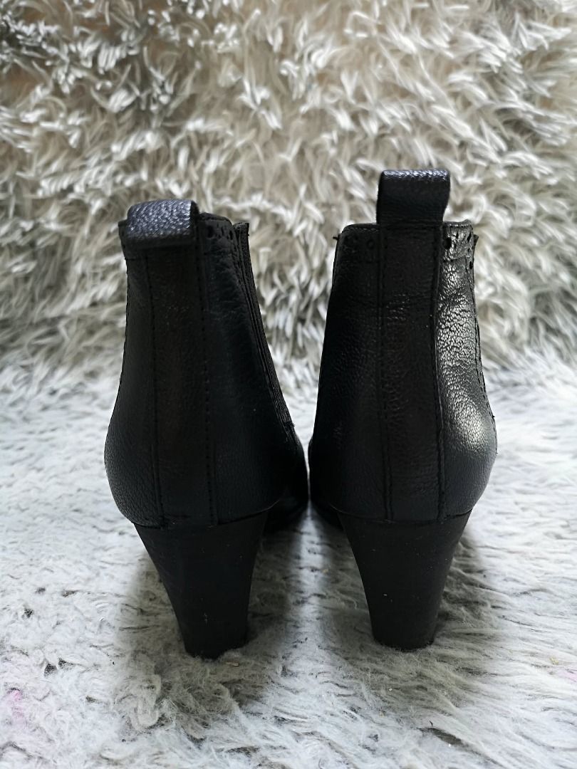 Flared Block Heeled Black leather Ankle Boots (Category: Boots) located in Santa Cruz. Submitted by jmy_surplus.2 (Listing ID 1460561672, Image 2). Description: Size ; 22.5cm Color ; Black Type ; Boots Brand ; No brand Material ; Leather Style ; Black leather Ankle Boots LR 172 JMY 1 Batch #219.