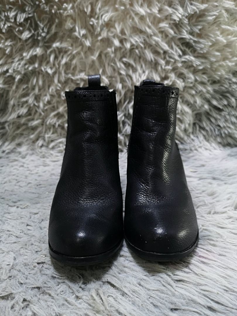 Flared Block Heeled Black leather Ankle Boots (Category: Boots) located in Santa Cruz. Submitted by jmy_surplus.2 (Listing ID 1460561672, Image 1). Description: Size ; 22.5cm Color ; Black Type ; Boots Brand ; No brand Material ; Leather Style ; Black leather Ankle Boots LR 172 JMY 1 Batch #219.