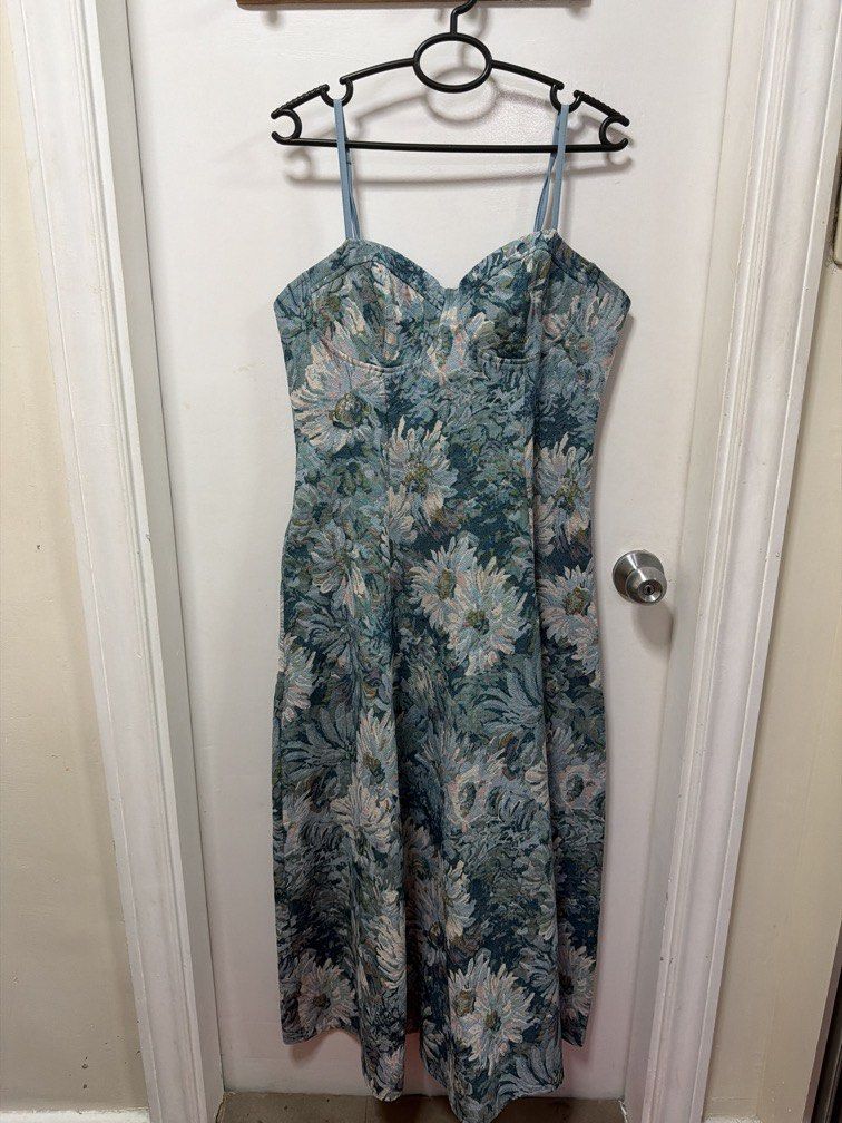 Floral Dress (Category: Dresses) located in Mandaluyong City. Submitted by declutterwithcarmen (Listing ID 1460509536, Image 1). Description: .