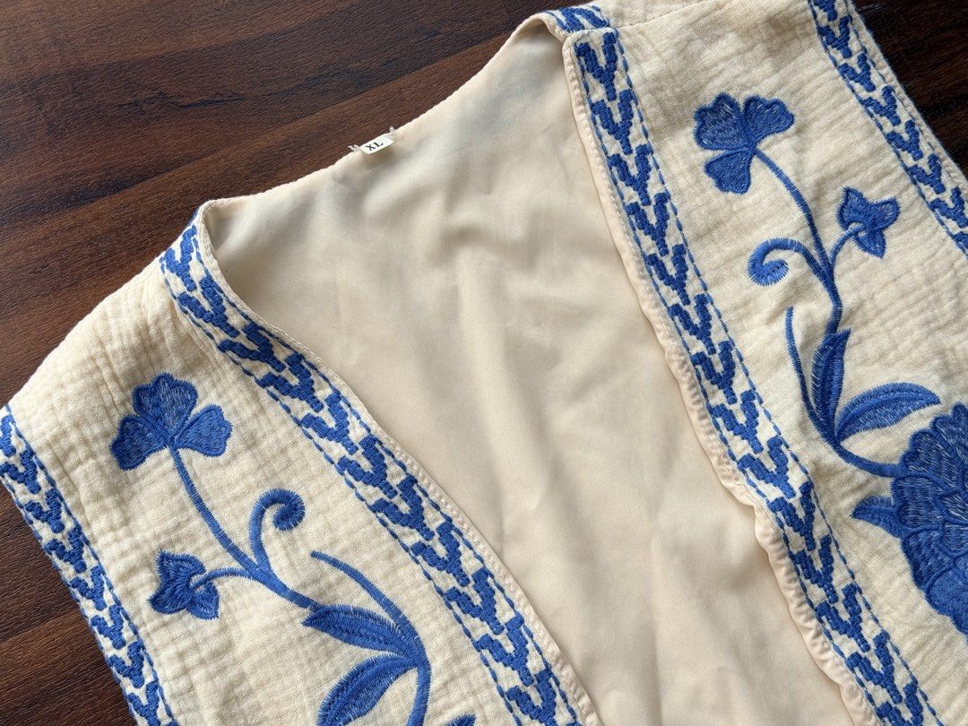 Floral Vest (Category: Sleeveless) located in Pasay City. Submitted by wnznmtmrs (Listing ID 1460694897, Image 3). Description: .