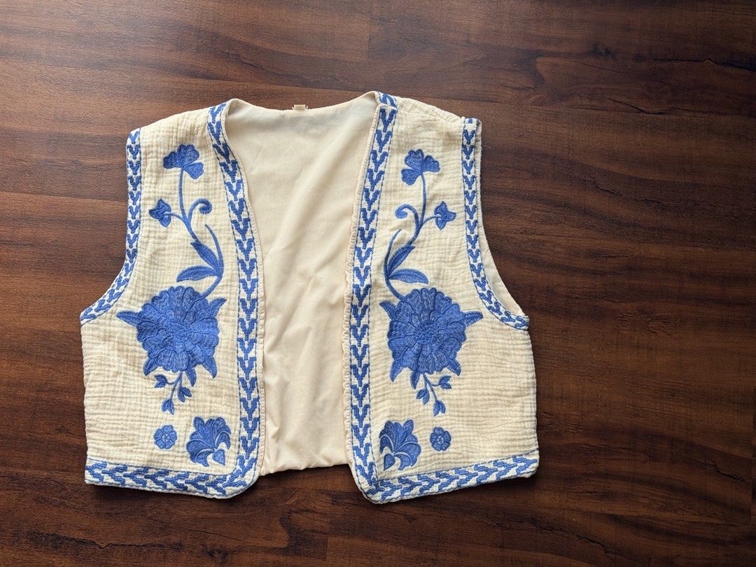 Floral Vest (Category: Sleeveless) located in Pasay City. Submitted by wnznmtmrs (Listing ID 1460694897, Image 2). Description: .