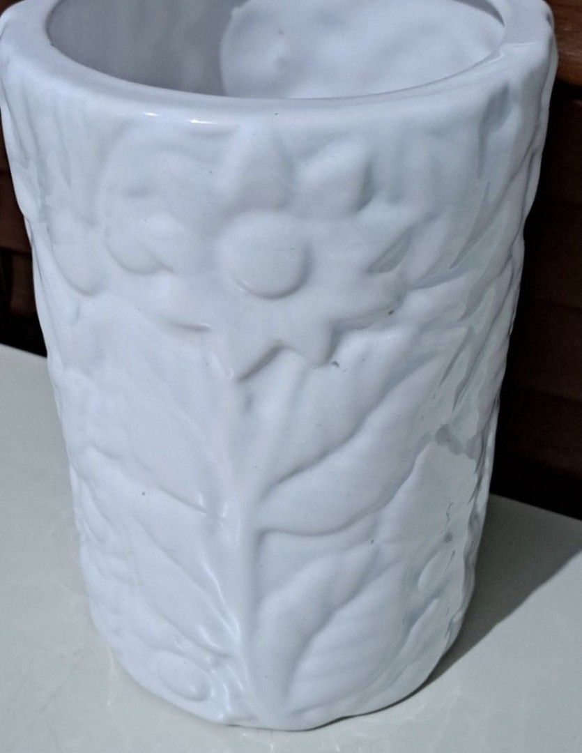 🌸 Flower Embossed Ceramic Vase (Category: Vases & Decorative Bowls) located in Taguig. Submitted by authprelovedonlineshop1 (Listing ID 1460578977, Image 2). Description: ### 🌸 Flower Embossed Ceramic Vase Beautiful **white ceramic vase** with an elegant floral design. 🤍 - Embossed **flower and leaf details** - Cylindrical shape with a textured surface - Wide opening - Oval-shaped base - Approximately **20 cm in height** - Approximately **10 c