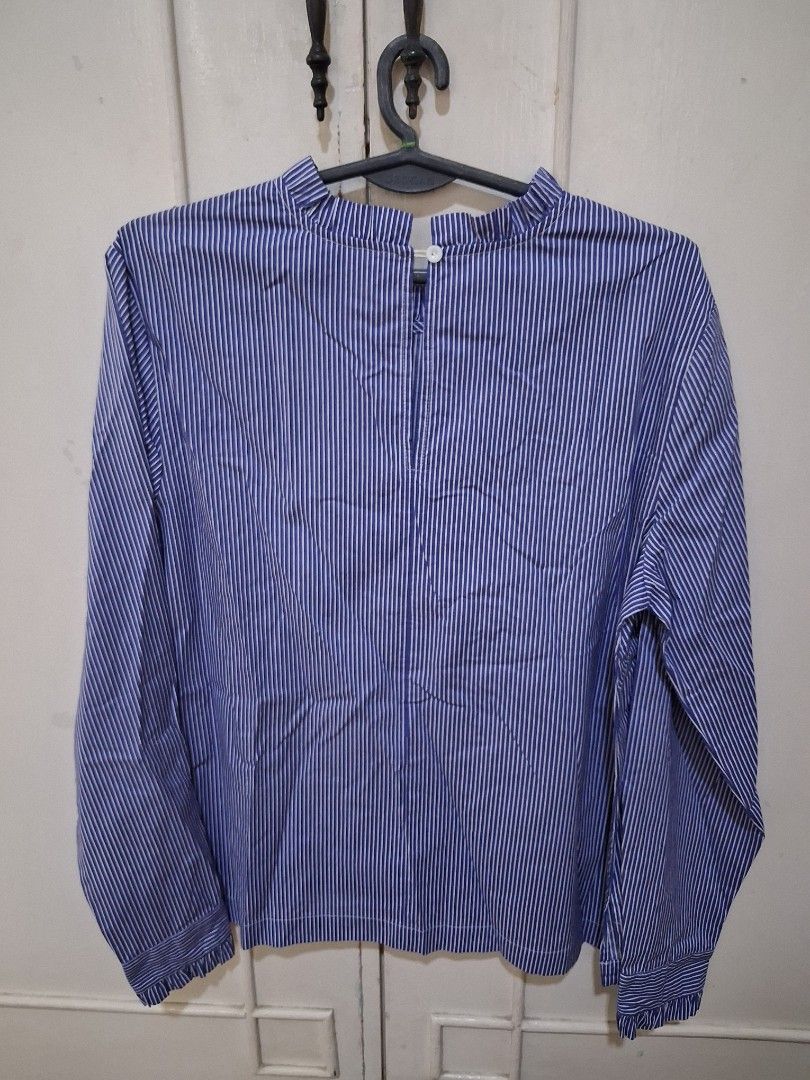 For Me Blue and White Striped Polo (Category: Longsleeves) located in Santa Maria. Submitted by bax19 (Listing ID 1460597332, Image 3). Description: - Classic blue and white pinstripe design - Long sleeves with button cuffs - Full button-up front - Standard fit, versatile for any occasion - Easy to pair with jeans or trousers - Ideal for both work and casual wear.