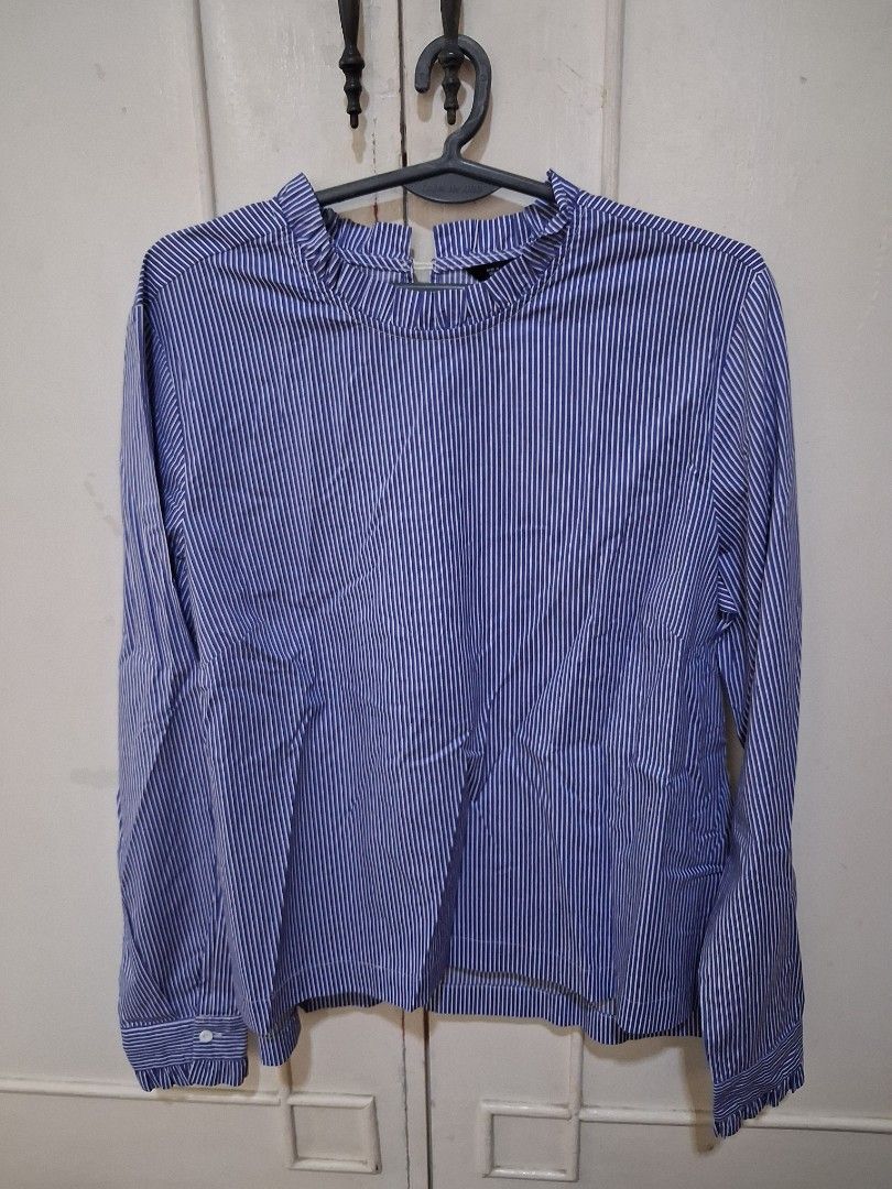 For Me Blue and White Striped Polo (Category: Longsleeves) located in Santa Maria. Submitted by bax19 (Listing ID 1460597332, Image 1). Description: - Classic blue and white pinstripe design - Long sleeves with button cuffs - Full button-up front - Standard fit, versatile for any occasion - Easy to pair with jeans or trousers - Ideal for both work and casual wear.