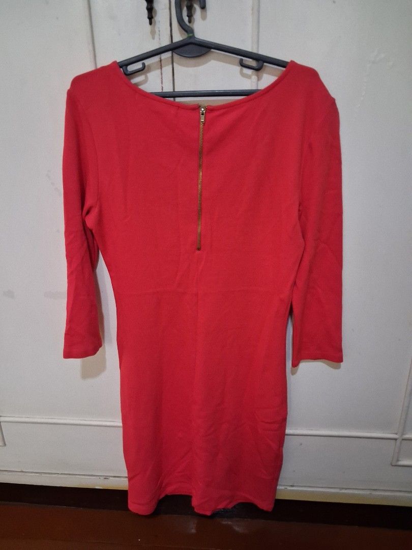 Forever 21 Red Long Sleeve Dress (Category: Dresses) located in Santa Maria. Submitted by bax19 (Listing ID 1460597513, Image 3). Description: - Classic red long sleeve dress - Brand: Forever 21 - Features a back zipper for easy wear - Simple and versatile design, suitable for various occasions - Fits size Small (S) - Check measurements for a perfect fit.