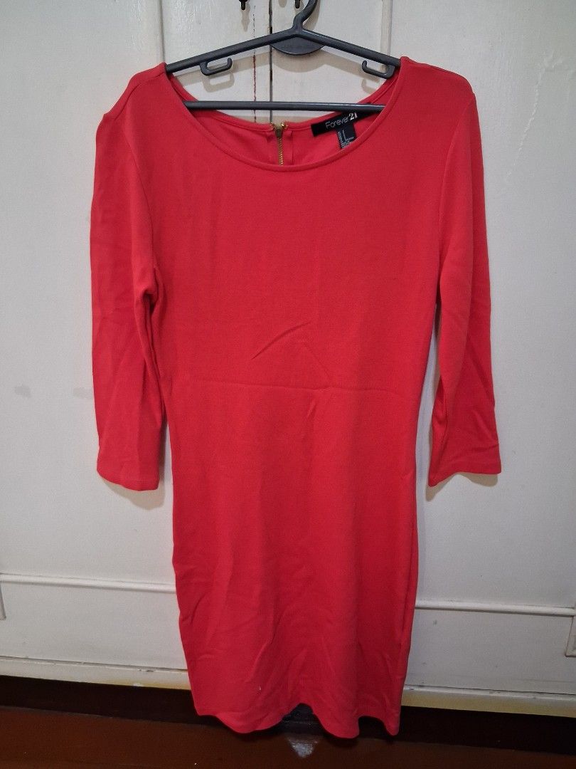 Forever 21 Red Long Sleeve Dress (Category: Dresses) located in Santa Maria. Submitted by bax19 (Listing ID 1460597513, Image 1). Description: - Classic red long sleeve dress - Brand: Forever 21 - Features a back zipper for easy wear - Simple and versatile design, suitable for various occasions - Fits size Small (S) - Check measurements for a perfect fit.