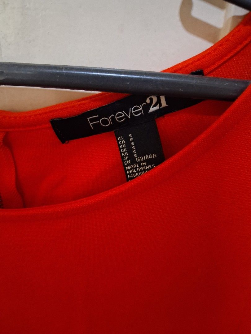 Forever 21 Red Long Sleeve Dress (Category: Dresses) located in Santa Maria. Submitted by bax19 (Listing ID 1460597513, Image 2). Description: - Classic red long sleeve dress - Brand: Forever 21 - Features a back zipper for easy wear - Simple and versatile design, suitable for various occasions - Fits size Small (S) - Check measurements for a perfect fit.