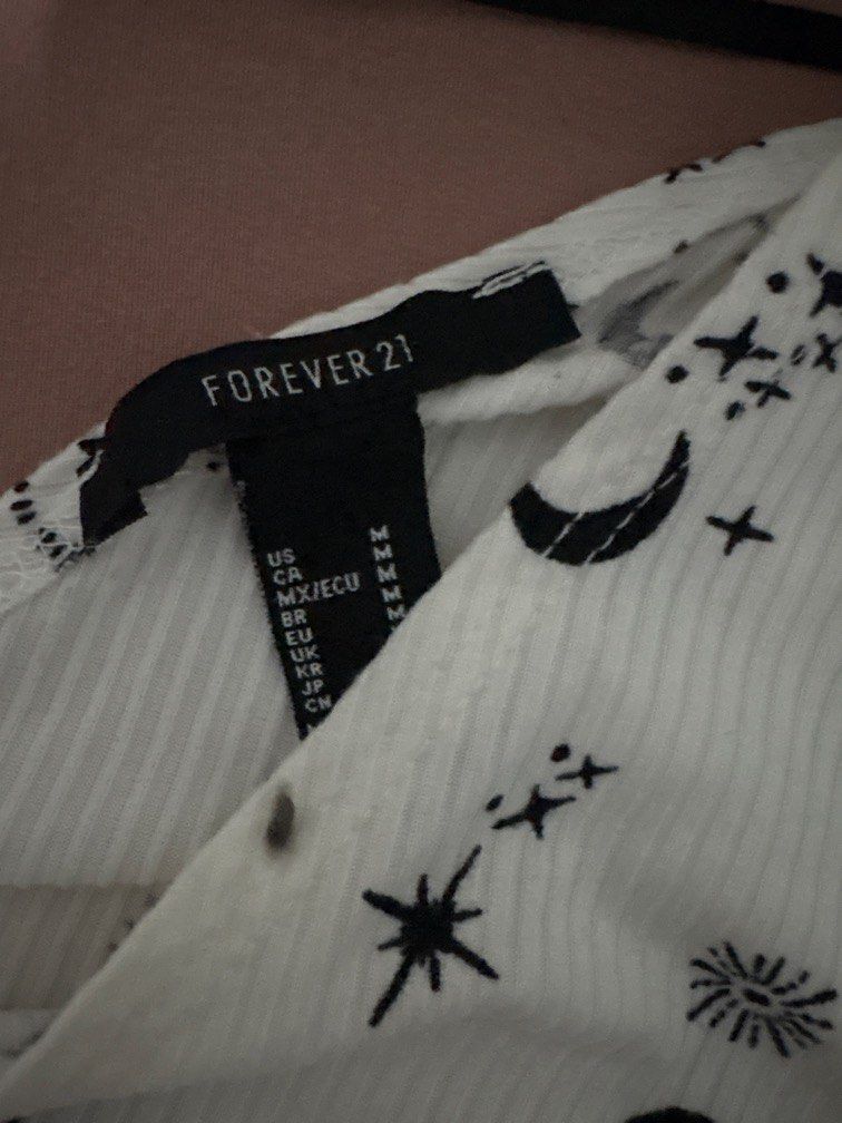 Forever 21 Top (Category: Longsleeves) located in Manila. Submitted by aicayukiee (Listing ID 1460628529, Image 1). Description: never ko ring nagamit kasi malaki sakin .
