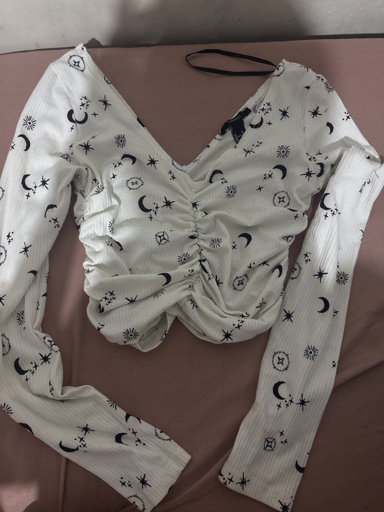 Forever 21 Top (Category: Longsleeves) located in Manila. Submitted by aicayukiee (Listing ID 1460628529, Image 2). Description: never ko ring nagamit kasi malaki sakin .