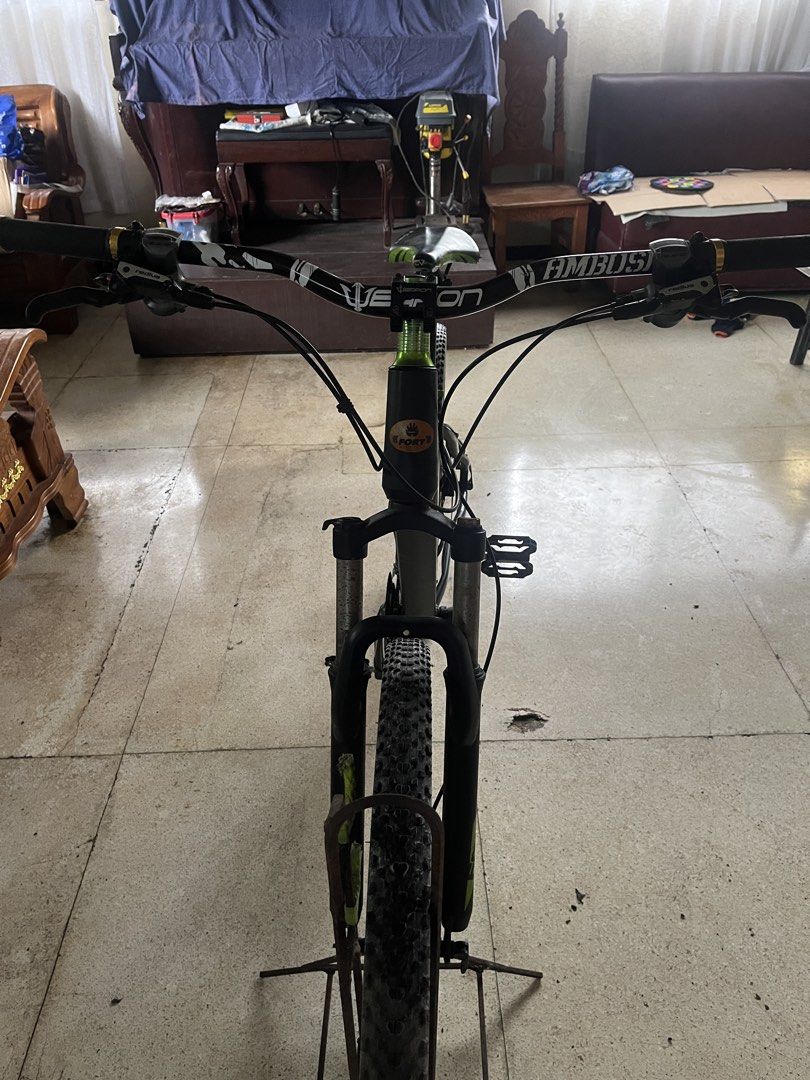 Fort Burxa 27.5 (Category: Bicycles) located in Caloocan City. Submitted by jamb14 (Listing ID 1460552208, Image 1). Description: fort burxa 27.5 specs: alloy frame working fork hyrdraulic brakes alloy wheels pro wheel bb shimano alivio groupset pace cogs weapon handle bar weapon stem weapon pedal maxxis ikon honest issues: wala sa tono rd scratches rust sa parts rfs: hindi na nagagamit .