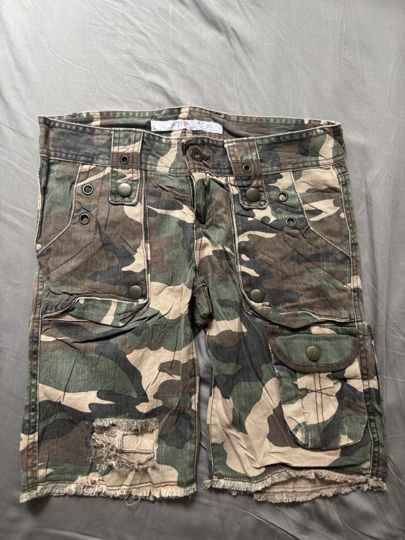 Camo Cargo Shorts Size S (Category: Shorts) located in Andop. Submitted by ukaylangpo (Listing ID 1460672446, Image 2). Description: - Brand: FRESH THE MENTAL - Style: Camo Cargo Shorts - Size: S - Features: Distressed ripped details (front & back hem), multiple pockets with button closures, belt loops - Look: Ideal for streetwear or grunge aesthetic.