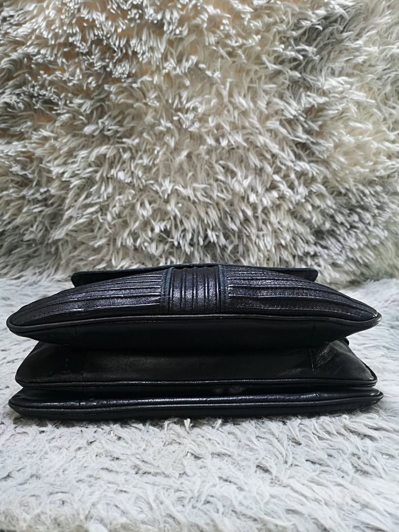 Front Flap Vintage Style Shoulder Bag (Category: Shoulder Bags) located in Santa Cruz. Submitted by jmy_surplus.2 (Listing ID 1460596588, Image 2). Description: Size ; L - 8 W - 11.3 Color ; Black Type ; Shoulder bag Brand ; No brand Material ; Leather Style ; Black Snap Closure Shoulder bag LR 165 JMY 1 Batch #219.