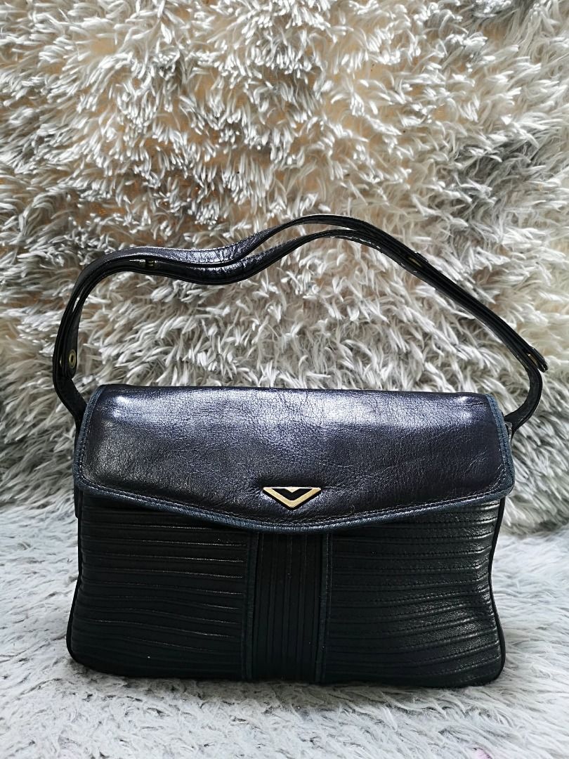 Front Flap Vintage Style Shoulder Bag (Category: Shoulder Bags) located in Santa Cruz. Submitted by jmy_surplus.2 (Listing ID 1460596588, Image 1). Description: Size ; L - 8 W - 11.3 Color ; Black Type ; Shoulder bag Brand ; No brand Material ; Leather Style ; Black Snap Closure Shoulder bag LR 165 JMY 1 Batch #219.