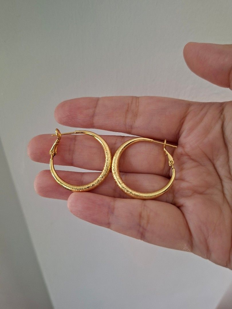 Frosted Gold Hoop Earrings (Category: Earrings) located in Dasmarinas. Submitted by danabrie22 (Listing ID 1460655601, Image 1). Description: very well-made, excellent crafstmanship 10/10 condition brand new 18k color - bangkok.