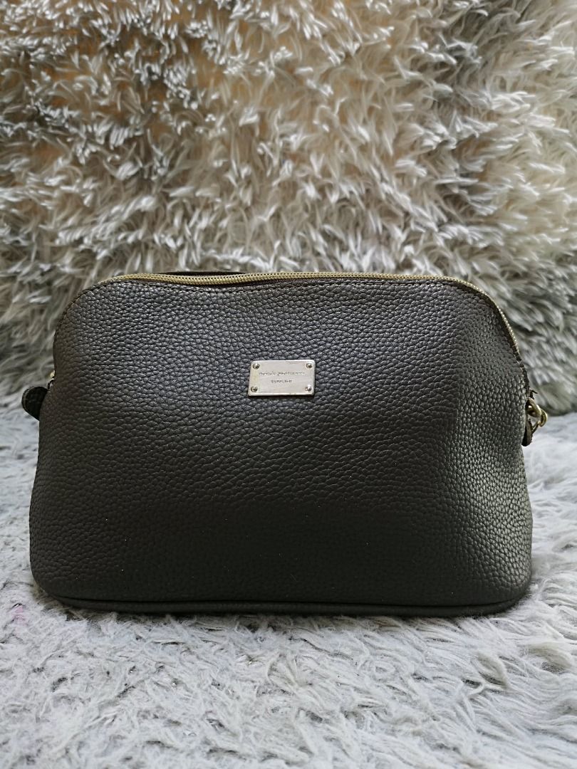 Full Grain Leather Crossbody Bag (Category: Cross-body Bags) located in Santa Cruz. Submitted by jmy_surplus.2 (Listing ID 1460527092, Image 1). Description: Size ; L - 6.5 W - 11.3 Color ; Black Type ; Crossbody Bag Brand ; No brand Material ; Leather Style ; Leather Gold Tone Zipper Crossbody Bag LR 173 JMY 5 Batch #218.