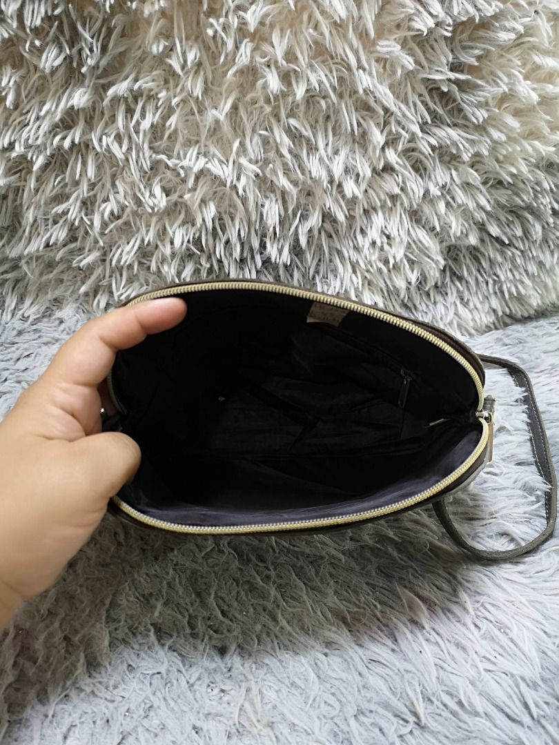 Full Grain Leather Crossbody Bag (Category: Cross-body Bags) located in Santa Cruz. Submitted by jmy_surplus.2 (Listing ID 1460527092, Image 2). Description: Size ; L - 6.5 W - 11.3 Color ; Black Type ; Crossbody Bag Brand ; No brand Material ; Leather Style ; Leather Gold Tone Zipper Crossbody Bag LR 173 JMY 5 Batch #218.