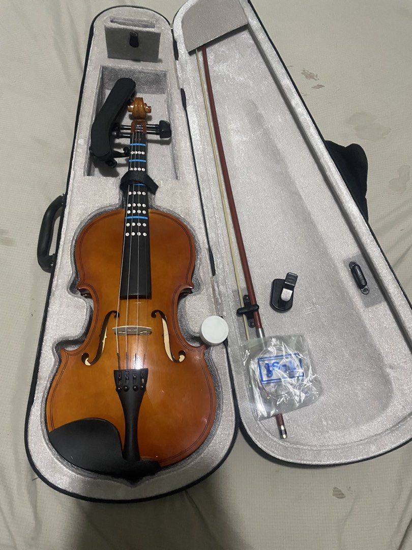 Full set violin (Category: Musical Instruments) located in Manila. Submitted by nuvien.karmine091410 (Listing ID 1460605543, Image 3). Description: Full set, used once, lost passion for the instrument .