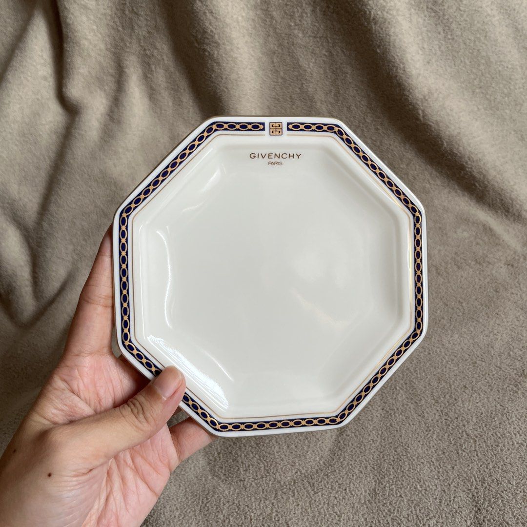 Givenchy Paris Octagonal Plate and 5 Cake Plate Set (Category: Dinnerware & Cutlery) located in Naga. Submitted by kitty_cate02 (Listing ID 1460687481, Image 3). Description: In excellent condition Good as new✨ No chips Unused 1 x Octagonal Plate 10 inches x 10 inches 5 x Octagonal Cake Plate 5.75 inches x 5.75 inches In original box Guaranteed Authentic💯.
