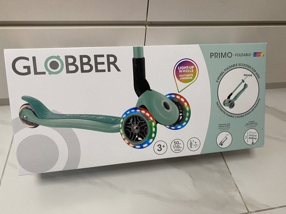 超輕兒童滑板車Globber Primo Foldable Lights 3-Wheel Scooter for Kids （分類：運動與體育 -溜冰鞋，旱冰鞋和滑板車）位於 Hong Kong。 由 saelsalau 提交（商品編號 1460630575，圖片 1）。簡介： 贈送禮物，試踩過2次，屋企已有滑板車。