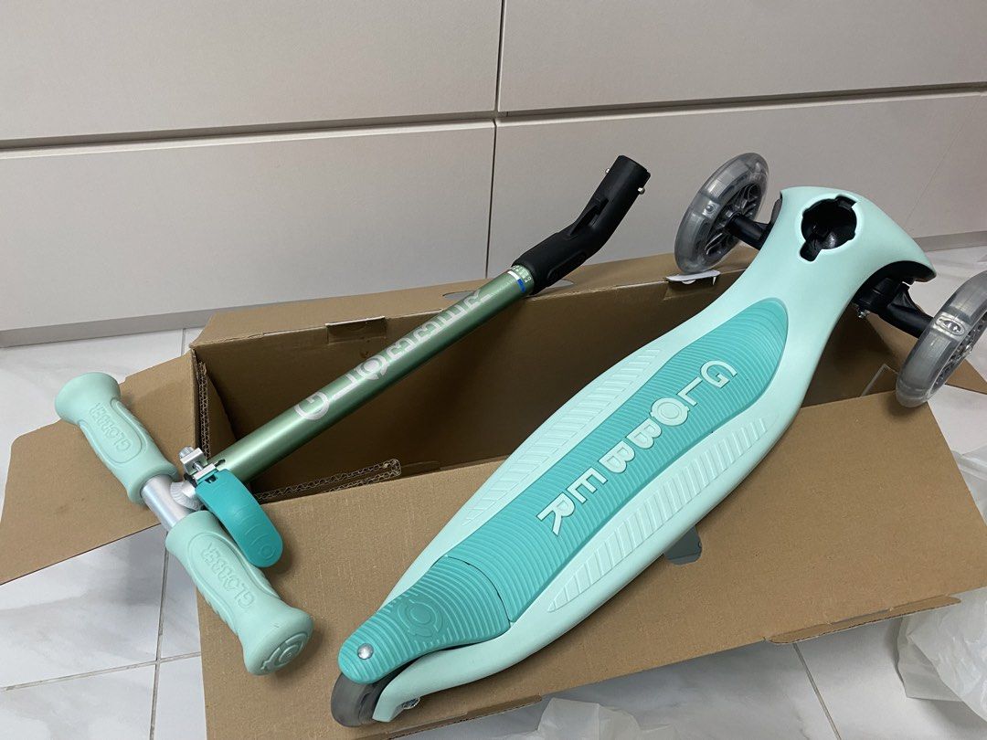 超輕兒童滑板車Globber Primo Foldable Lights 3-Wheel Scooter for Kids （分類：運動與體育 -溜冰鞋，旱冰鞋和滑板車）位於 Hong Kong。 由 saelsalau 提交（商品編號 1460630575，圖片 2）。簡介： 贈送禮物，試踩過2次，屋企已有滑板車。