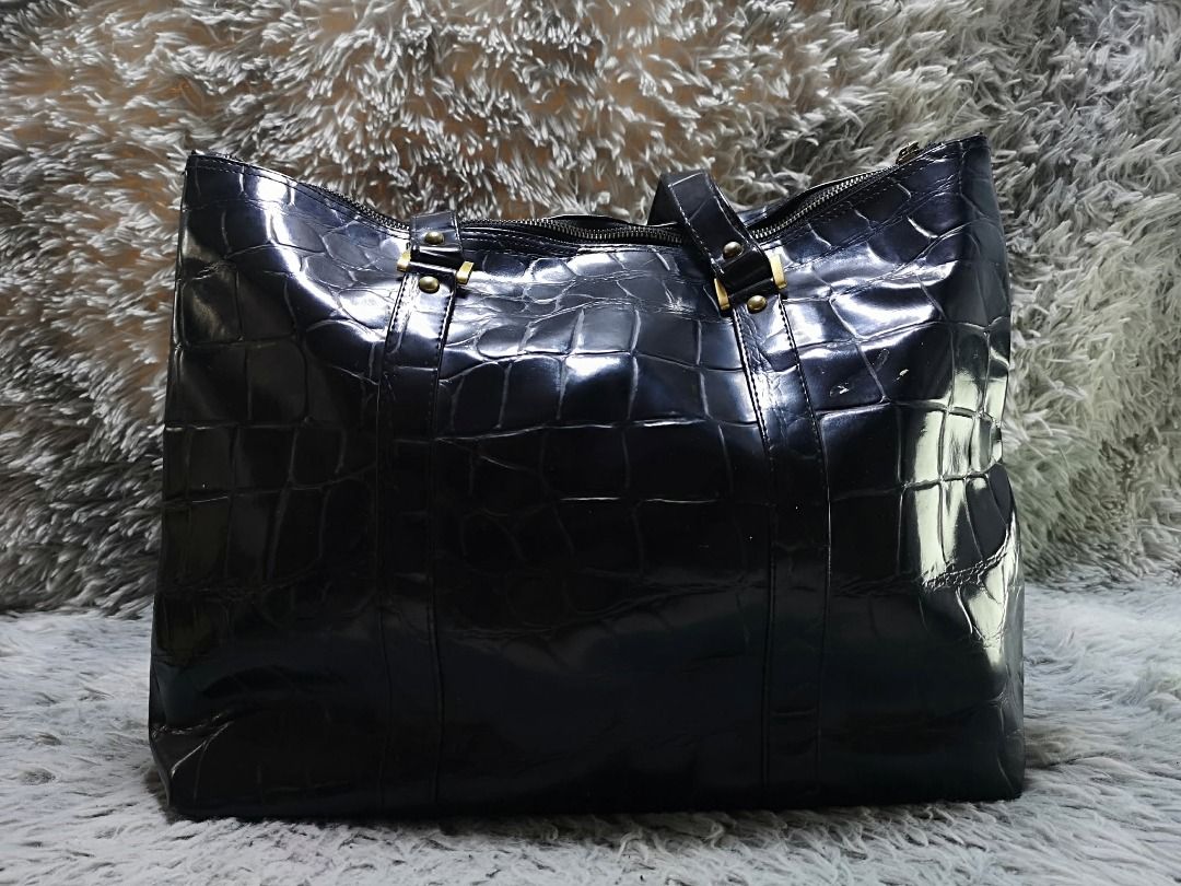 Gold Tone Hardware Embossed Leather Shoulder Bag (Category: Shoulder Bags) located in Santa Cruz. Submitted by jmy_surplus.2 (Listing ID 1460589697, Image 3). Description: Size ; L - 13 W - 18.4 Color ; Black Type ; Shoulder Bag Brand ; No brand Material ; Leather Style ; Patent Leather Zipper Closure Shoulder Bag LR 167 JMY 1 Batch #219.