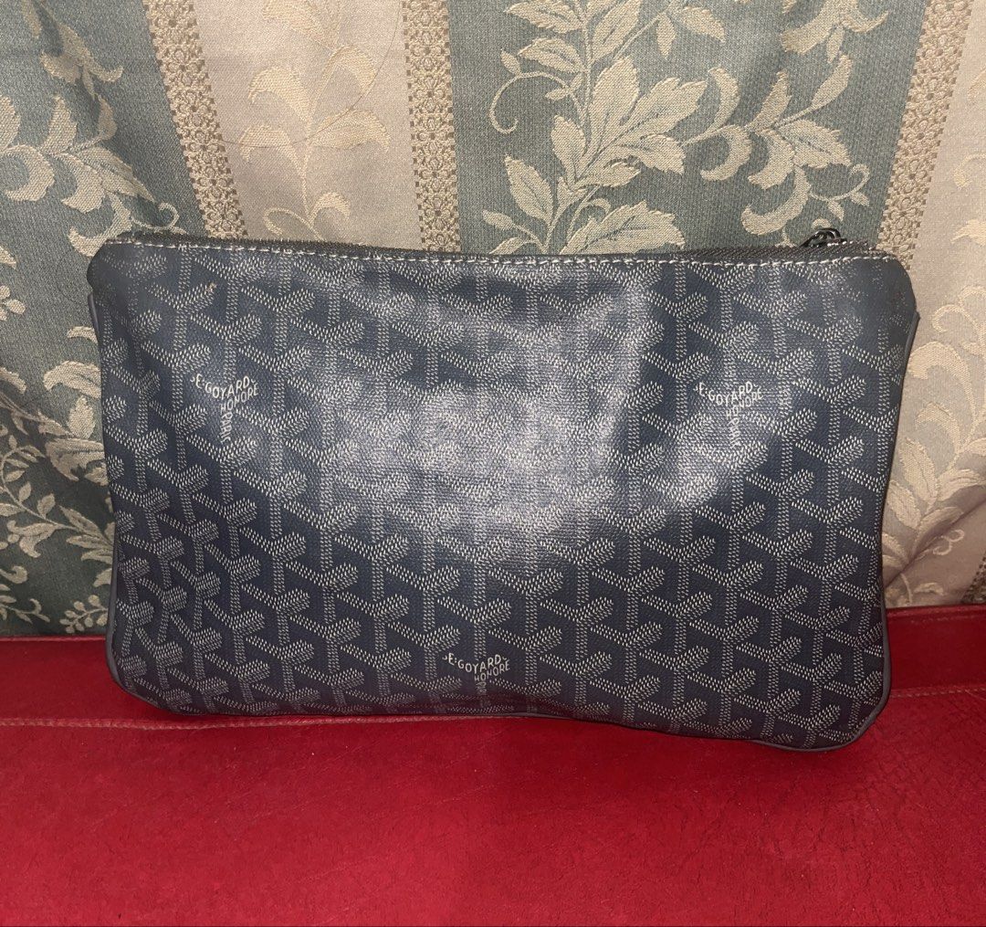 Grey Goyard Sénat pouch (Category: Purses & Pouches) located in Davao. Submitted by janna_soleil (Listing ID 1460672423, Image 1). Description: dark gray Goyard Senat pouch featuring the brand’s signature chevron Goyardine canvas pattern.