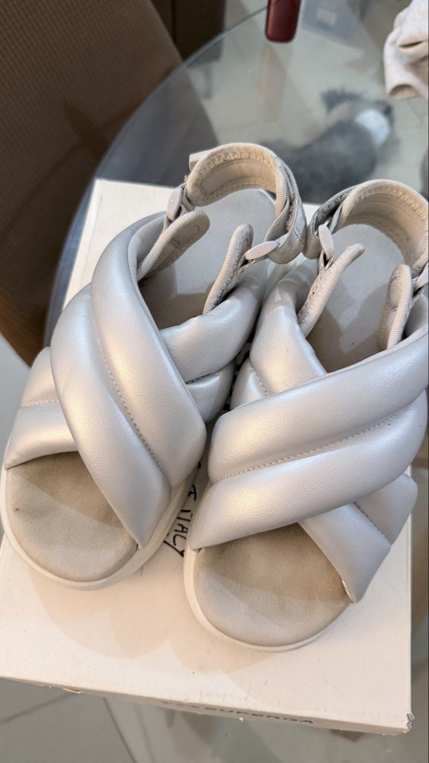 GU Silver Puffy wedge (Category: Wedges) located in Quezon City. Submitted by bangtankthv (Listing ID 1460689266, Image 2). Description: Just needs cleaning. NO flaws.