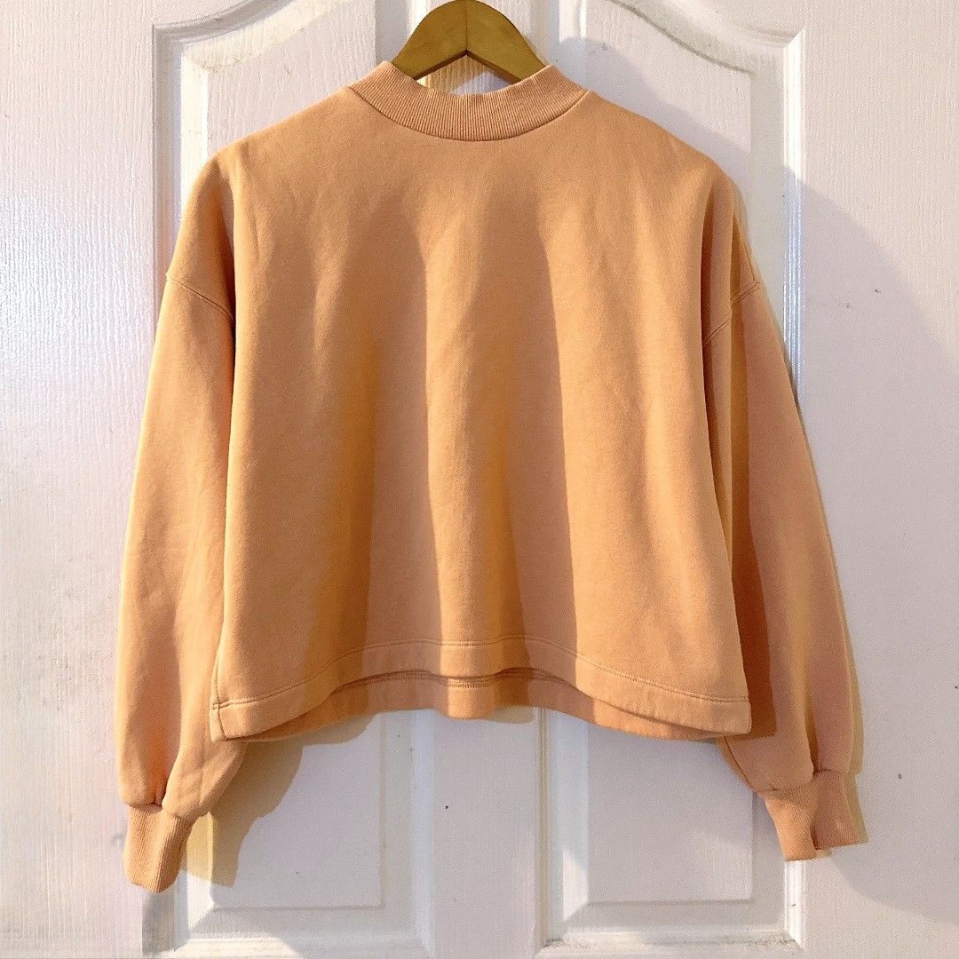 GU Peach Boxy Sweater (Category: Coats, Jackets and Outerwear) located in Manila. Submitted by withlovesam (Listing ID 1460622373, Image 1). Description: .