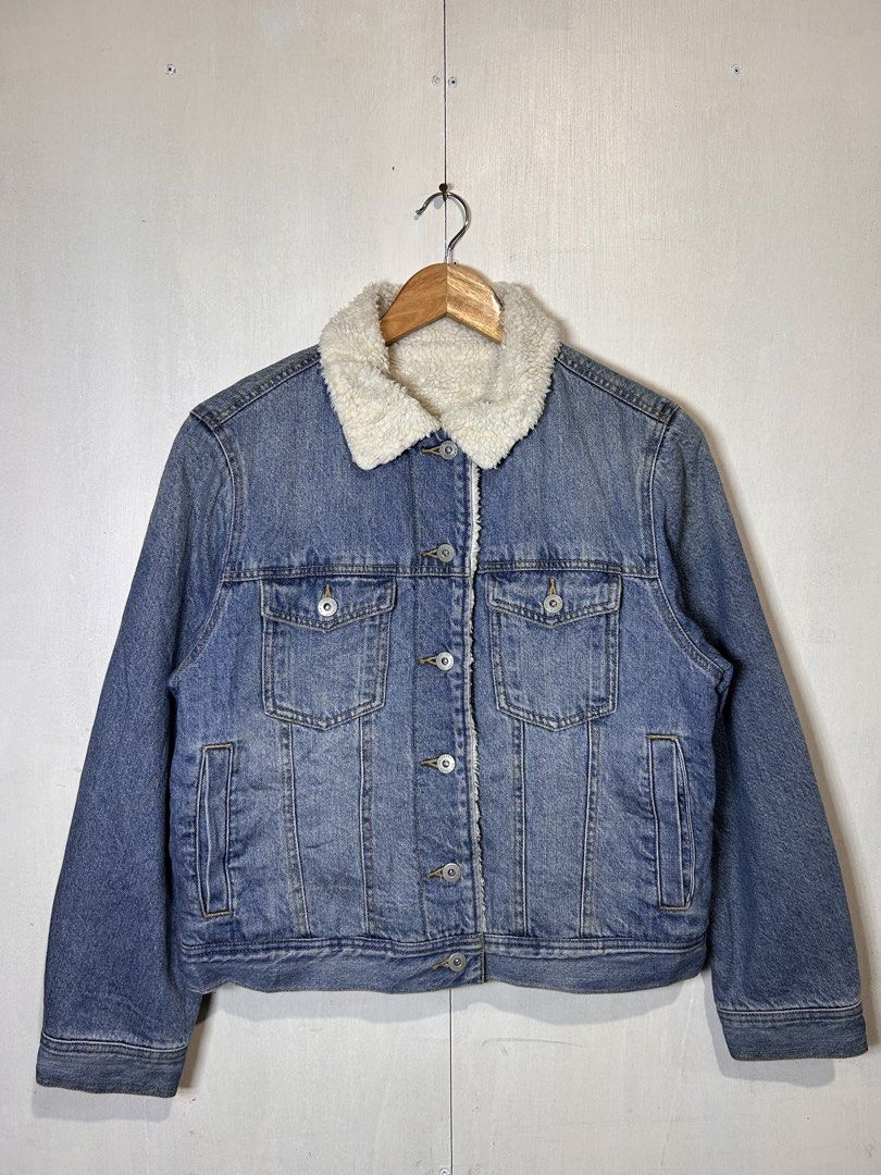 GU Sherpa Lined Denim Jacket (Category: Coats, Jackets and Outerwear) located in Tuguegarao City. Submitted by thrift_ni_boy (Listing ID 1460535444, Image 1). Description: - Classic blue denim jacket - Cozy sherpa lining for extra warmth - Button-up front closure - Features chest pockets - Perfect for casual wear in cooler weather.