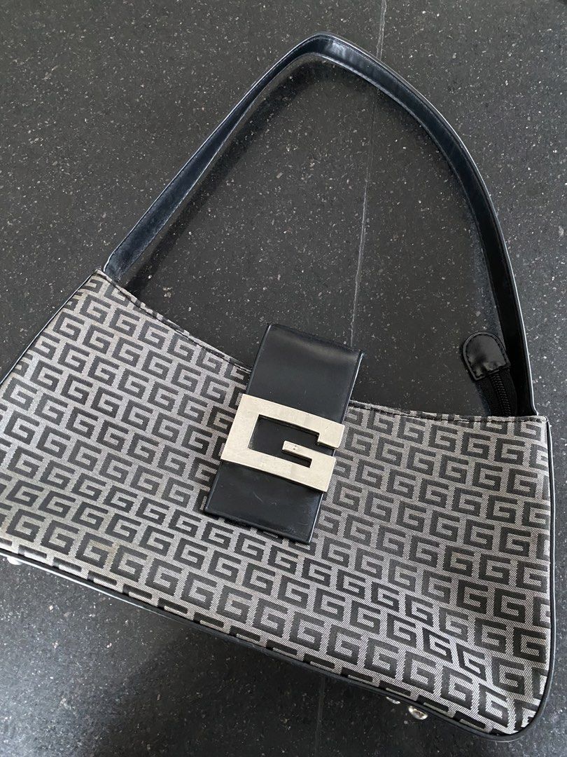 GUESS bag in Classic Mono (Category: Shoulder Bags) located in Pasig City. Submitted by cartisgffff (Listing ID 1460541625, Image 1). Description: - what you see is what you’ll get! - flaws are seen in the photos but other than that, the bag functions well (minor flaws are just from its appearance) .