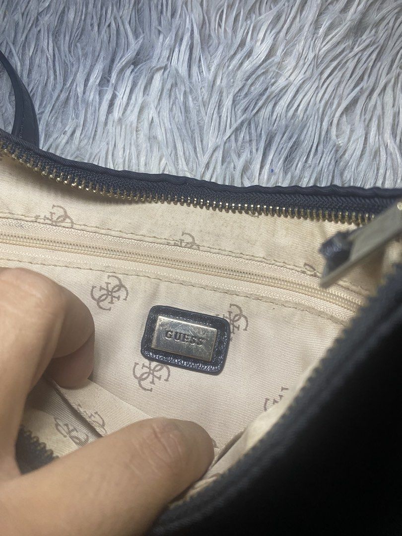Guess Paris nylon shoulder bag (Category: Luxury Bags & Wallets) located in Manila. Submitted by hardtofindthings10 (Listing ID 1460524770, Image 2). Description: .